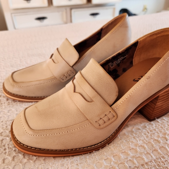 korks Shoes - Kork-Ease Cream Leather Loafers